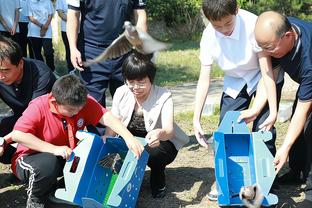 穆迪15分&库里14+5 克莱首发0分 巴雷特14分 勇士半场落后猛龙3分